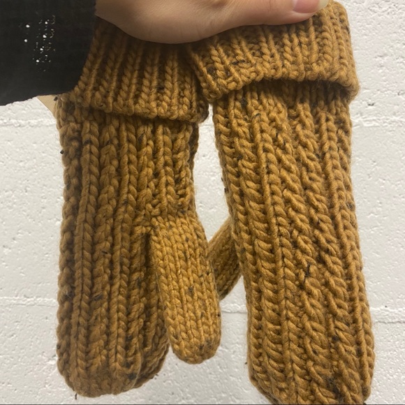 ✨NEW✨ COZY BROWN / BEIGE FLEECE GLOVES - Picture 2 of 7
